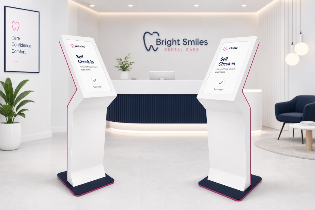 Zwei Pickadoc Self-Check-in-Stelen vor dem Empfang einer Zahnarztpraxis